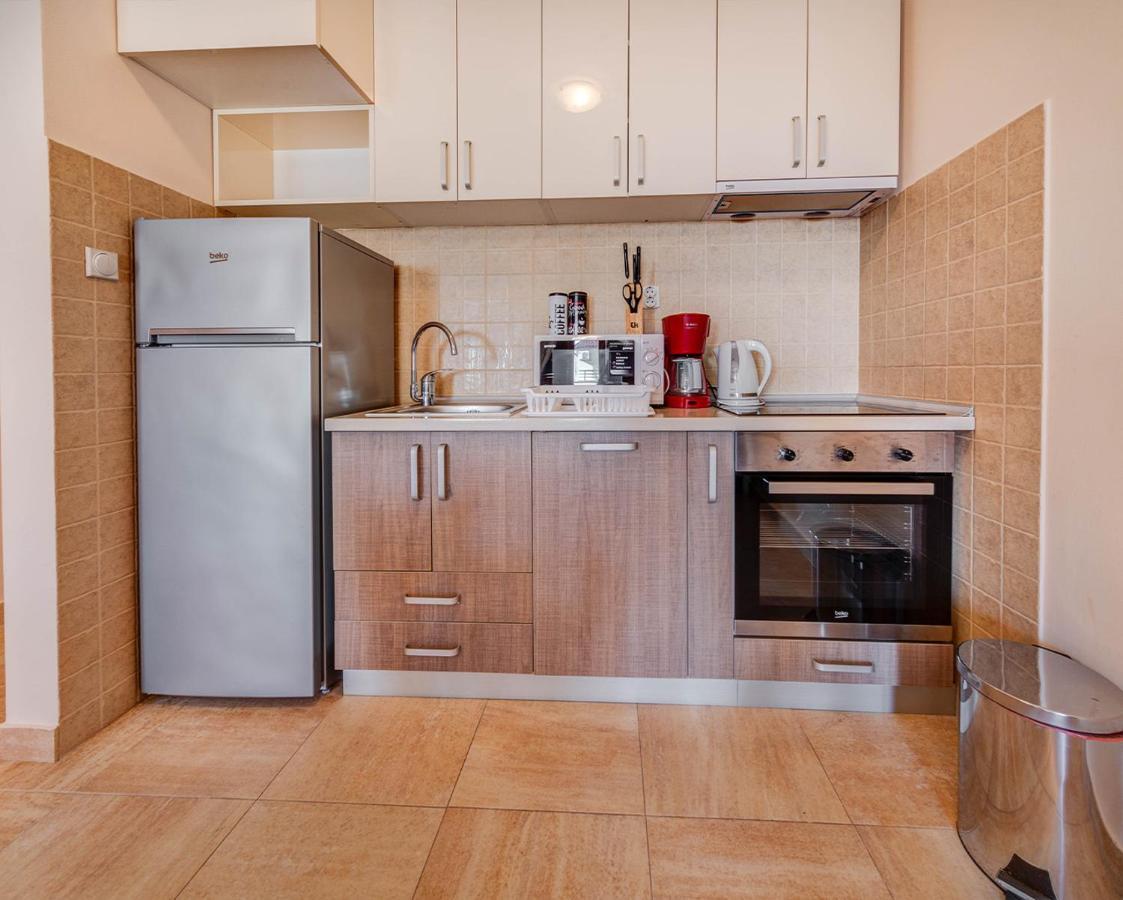 Port Adria Apartments คาเมนาริ ภายนอก รูปภาพ